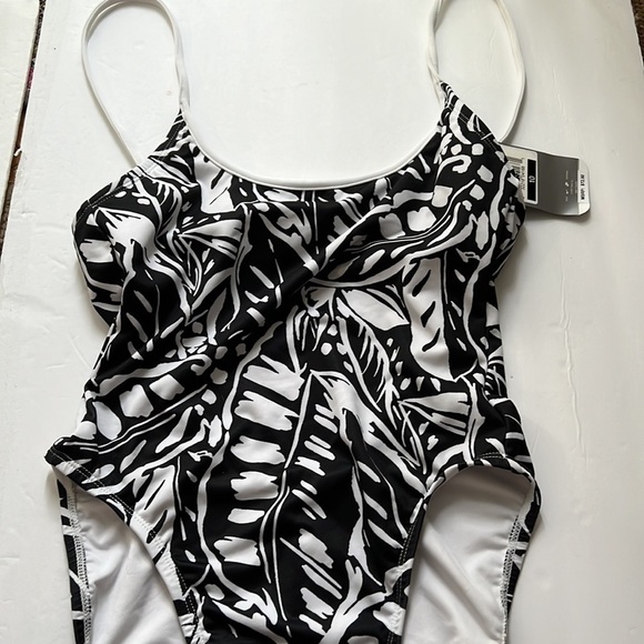 Nike Polyester Lycra spandex blend One Piece swimsuit Size 10 NWT U Back - Picture 3 of 12